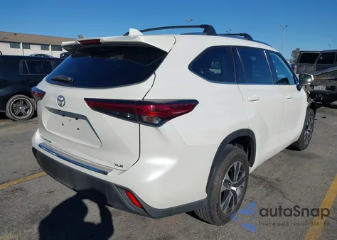 2021 Toyota Highlander Xle z USA, uszkodzony, nr VIN 5TDHZRAH5MS069769